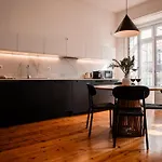 Appartement Designer Loft With Balcony In Historic Baixa Lissabon