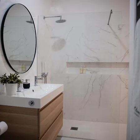 The Box - Design And Upscale With Balcony At Downtown Apartmán *