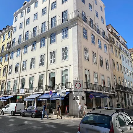 Designer Loft With Balcony In Historic Baixa Lizbona