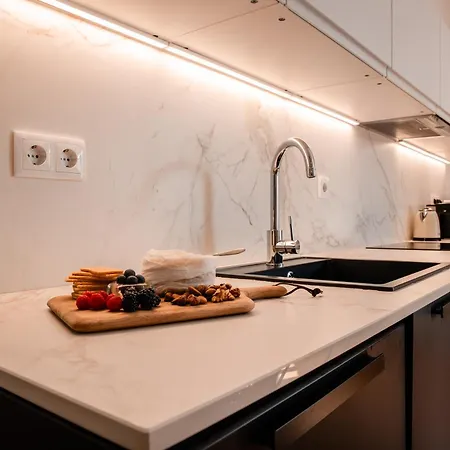 The Box - Design And Upscale With Balcony At Downtown Appartement